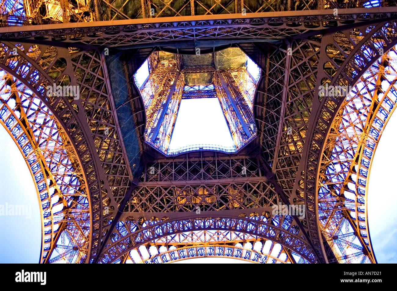 Parigi Torre Eiffel, Francia, ampio angolo di visualizzazione grafica di illuminazione vista dal basso, accesa fino al tramonto Foto Stock