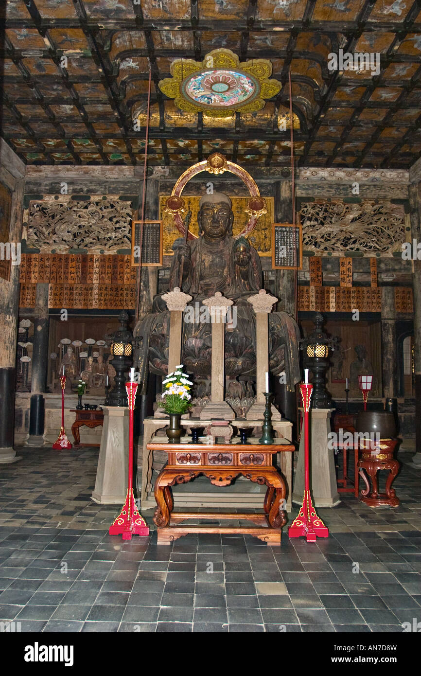 Statua di Buddha all'interno del tempio Kenchoji a Kamakura, Giappone Foto Stock