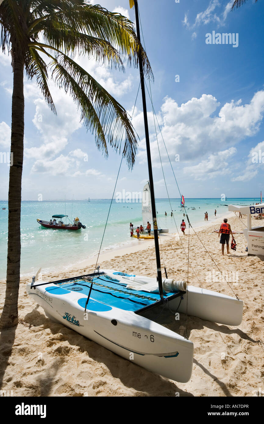 Spiaggia al di fuori del Riu Cypria Resort Hotel, Playacar, Playa del Carmen e Riviera Maya, la penisola dello Yucatan, Quintana Roo, Messico Foto Stock