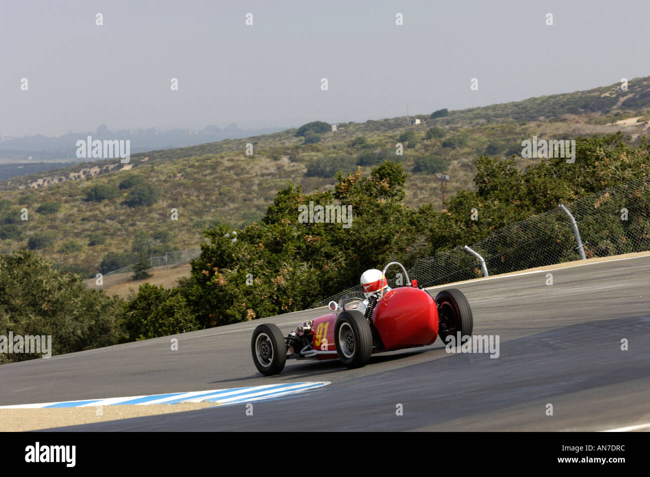Bruce Giovanni entra il cavatappi nel suo 1960 Huffaker Formula Junior al 334d Rolex Monterey Historic Races 2006 Foto Stock