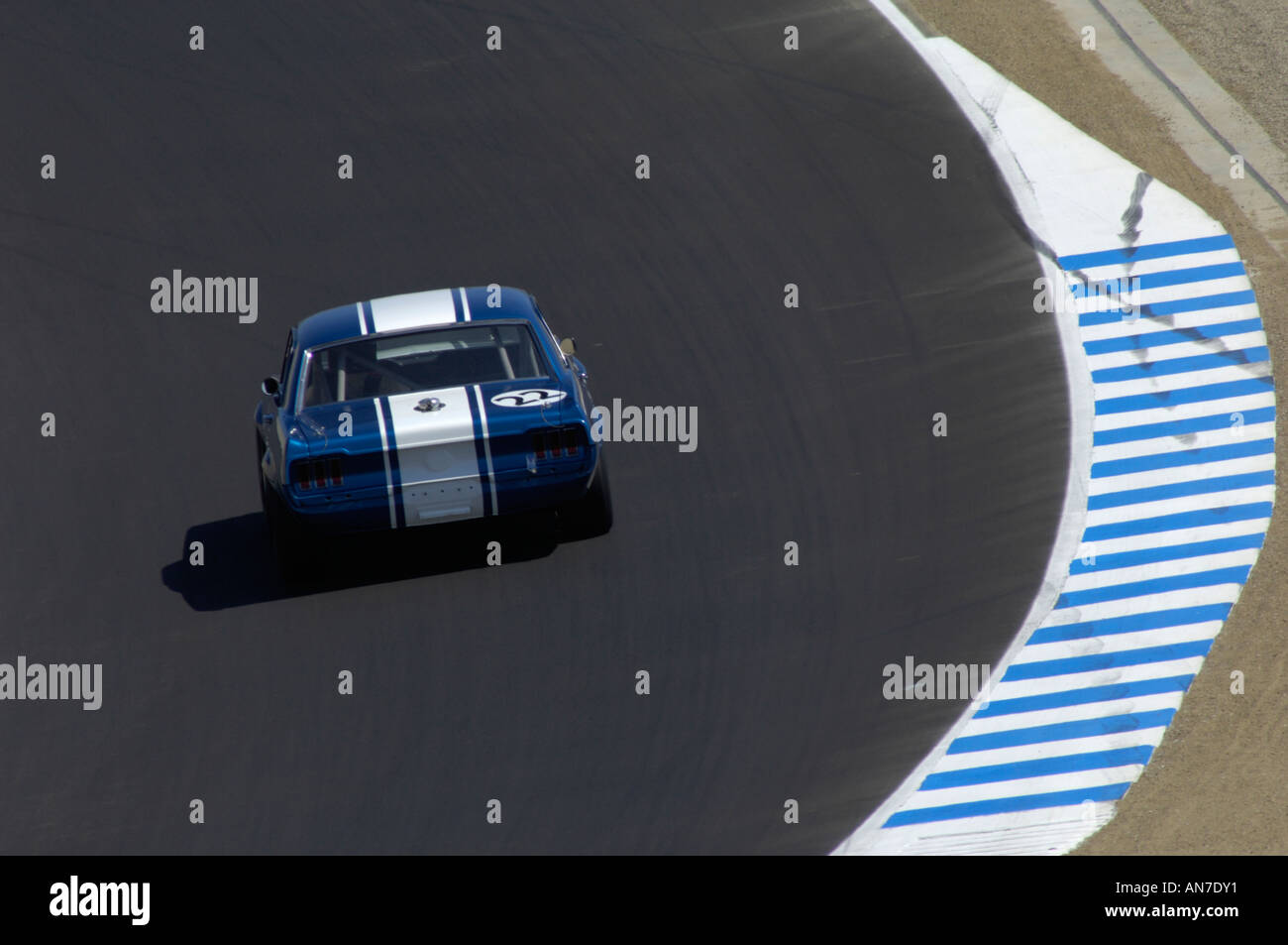 Gary Goeringer gare il suo 1968 Ford Mustang al 2006 Monterey Historic gare automobilistiche Foto Stock