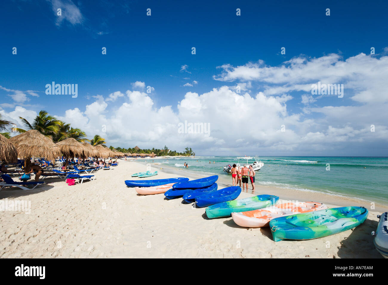 Spiaggia al di fuori Hotel Sandos Caracol, Riviera Maya, la penisola dello Yucatan, Quintana Roo, Costa dei Caraibi, Messico Foto Stock