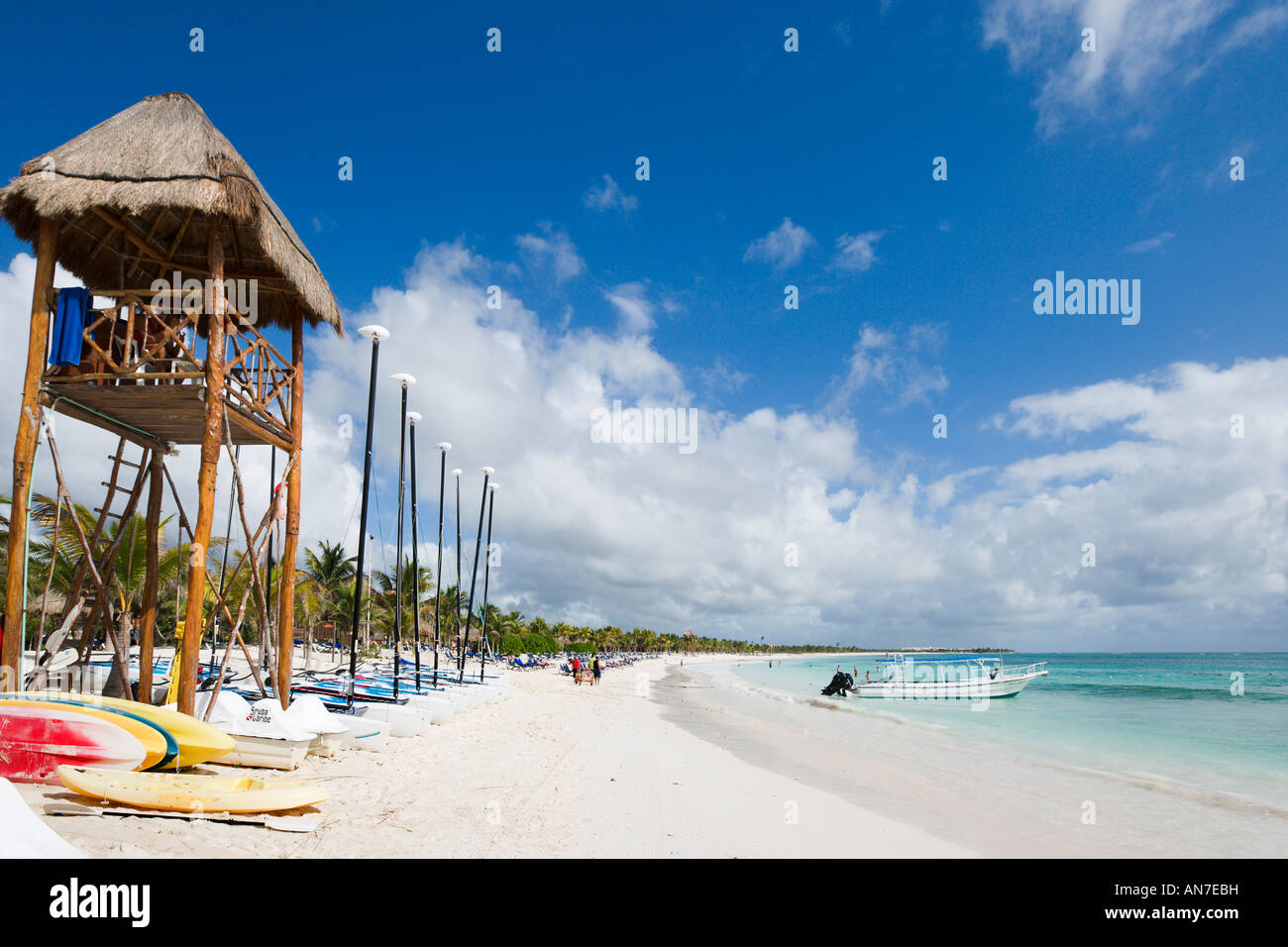 Spiaggia fuori Grand Palladium Resort, Riviera Maya, la penisola dello Yucatan, Quintana Roo, Costa dei Caraibi, Messico Foto Stock