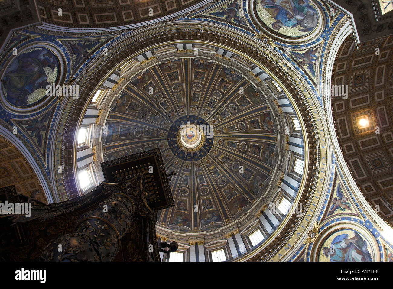 L'angolo del massiccio altare baldacchino punti verso il centro del grande cupola decorata a St Peters Cathedral Foto Stock
