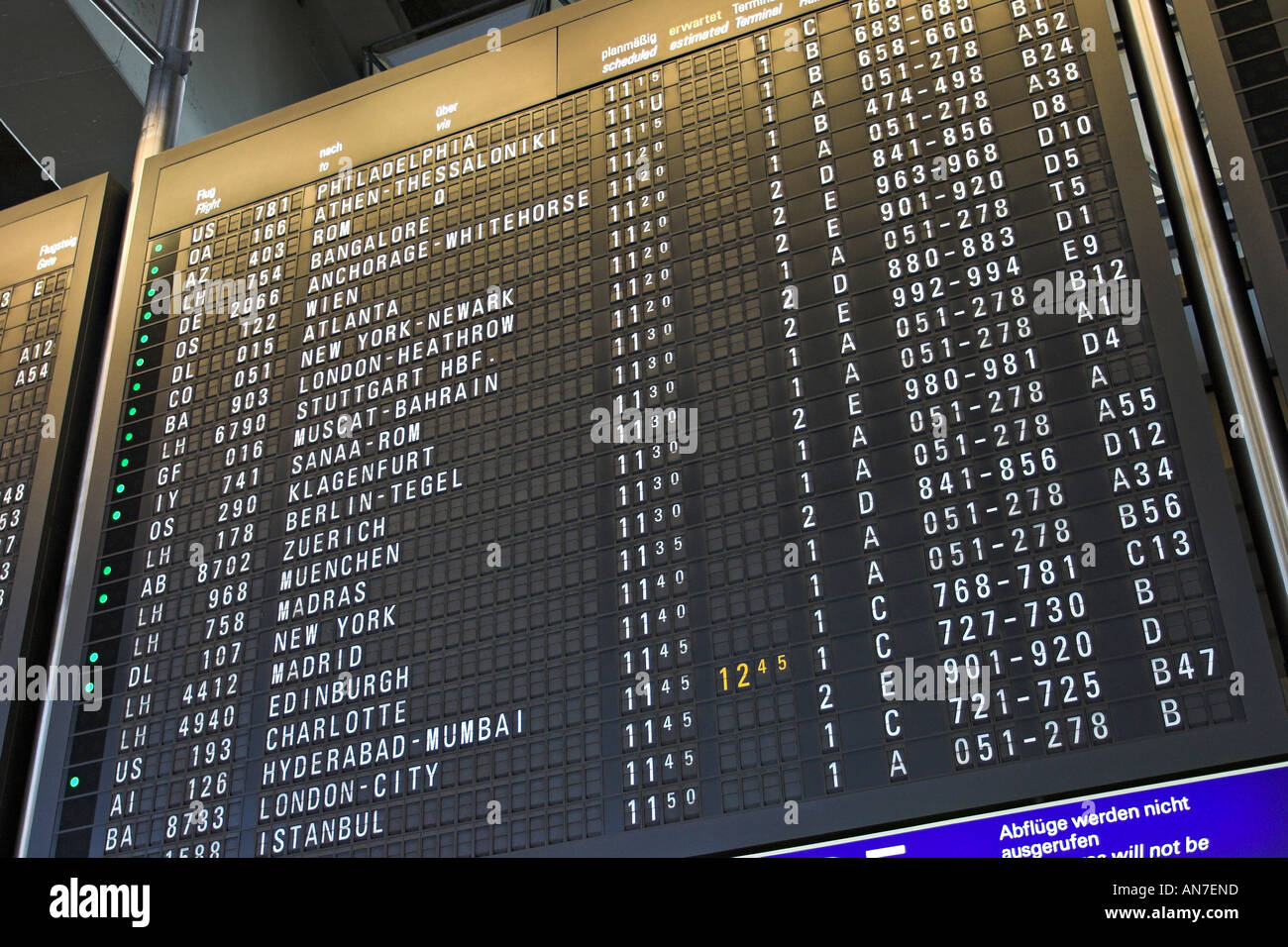 Un ritardo di un meccanico di bianco su nero scheda di volo che mostra i voli per destinazioni in tutto il mondo dall'aeroporto internazionale Foto Stock