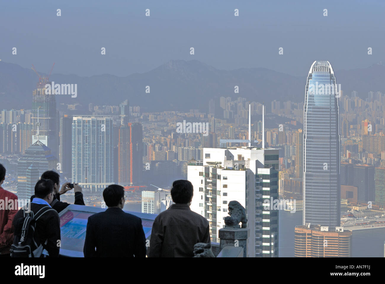 Vista su Hong Kong dal picco con turisti Foto Stock