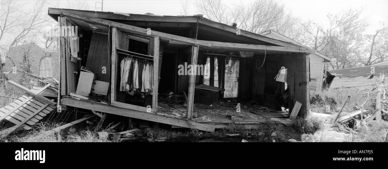 New Orleans sei mesi dopo l uragano Katrina mostra casa con parete anteriore lavato via. Foto Stock