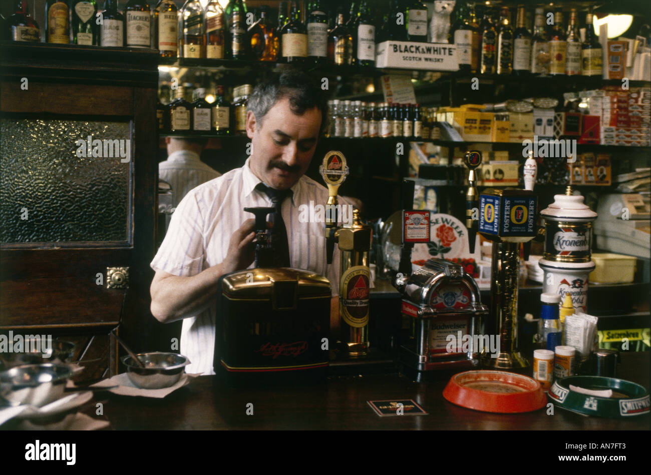 Il barman tira una pinta di Guinness al Doheny e Nesbitt bar in Lower Baggot Street Foto Stock