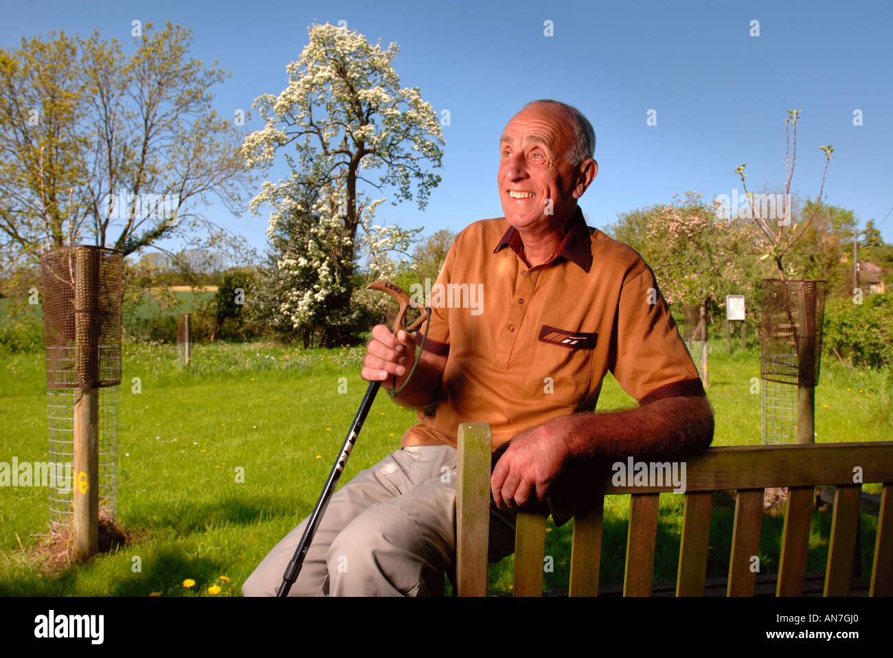 Un pensionato di uomo in una comunità ORCHARD GLOUCESTERSHIRE England Regno Unito Foto Stock