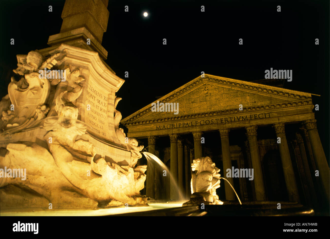 Illuminata di notte il Pantheon costruito nella sua forma attuale da Adriano tra AD119 e 128 in gran parte la sostituzione di un precedente tempio eretto in 27BC da Marco Agrippa Roma Foto Stock