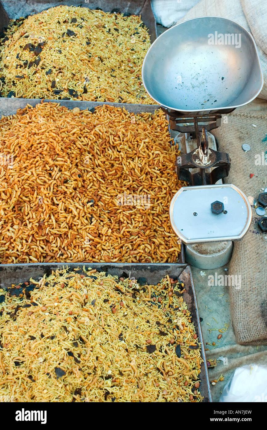 Indiano fritti gustosi snack e bilancia. Puttaparthi, Andhra Pradesh, India Foto Stock