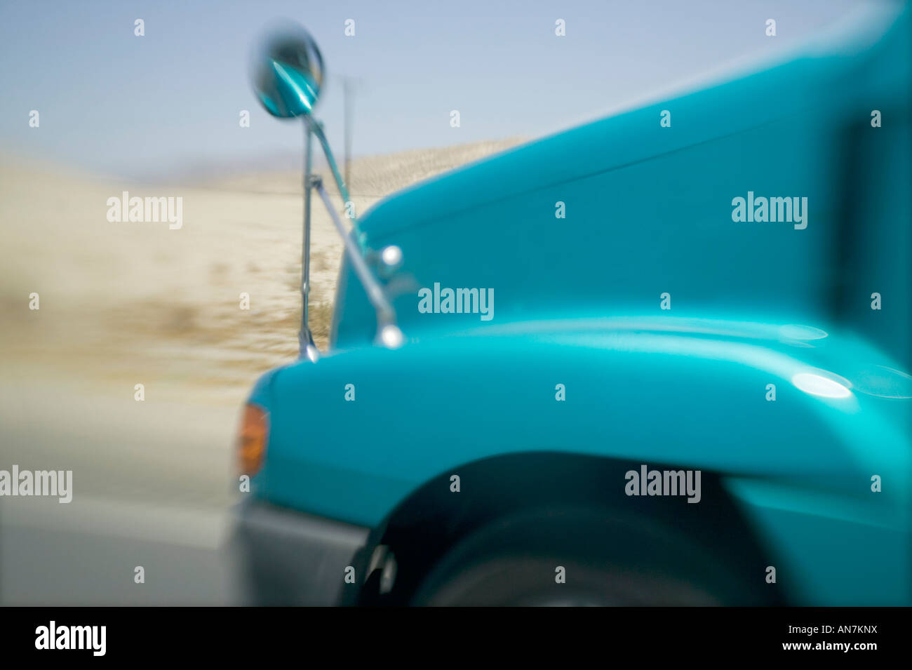 Close up sfocata semi carrello in movimento sulla strada interstatale Foto Stock