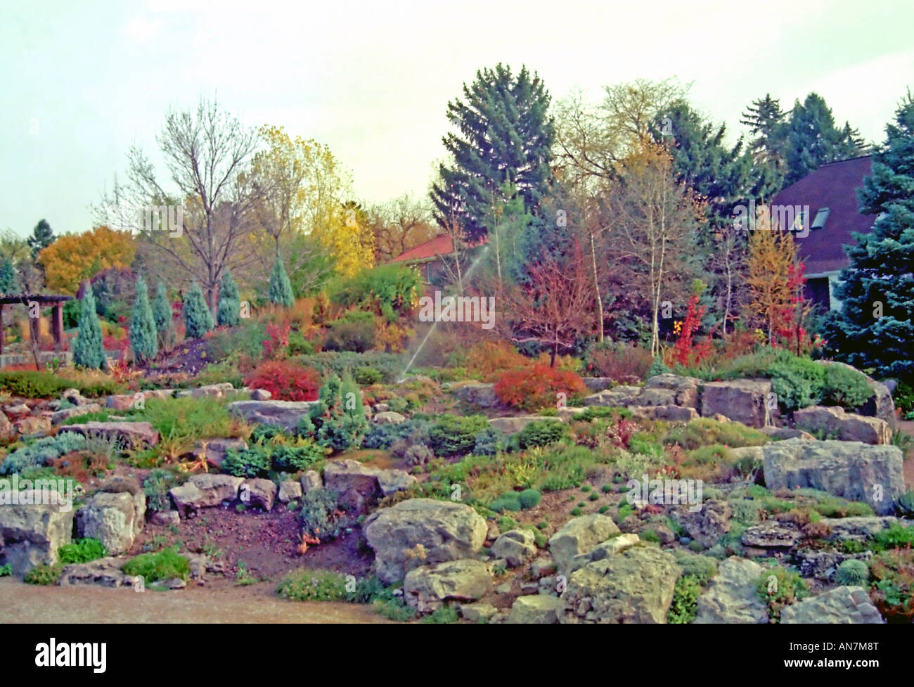 La lussureggiante e splendidamente scolpito Denver Botanic Gardens in Colorado, negli Stati Uniti nel mese di settembre, come l'estate era girando per l'autunno. Foto Stock