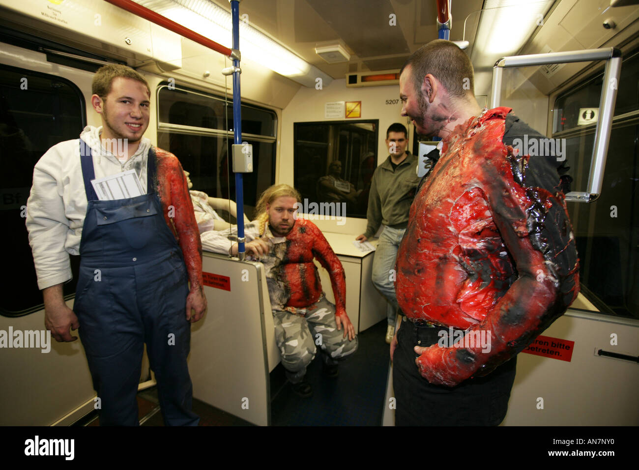 Esercizio di emergenza dei vigili del fuoco, le squadre di soccorso, la croce rossa e la polizia. Esplosione di una bomba in una stazione della metropolitana. Foto Stock