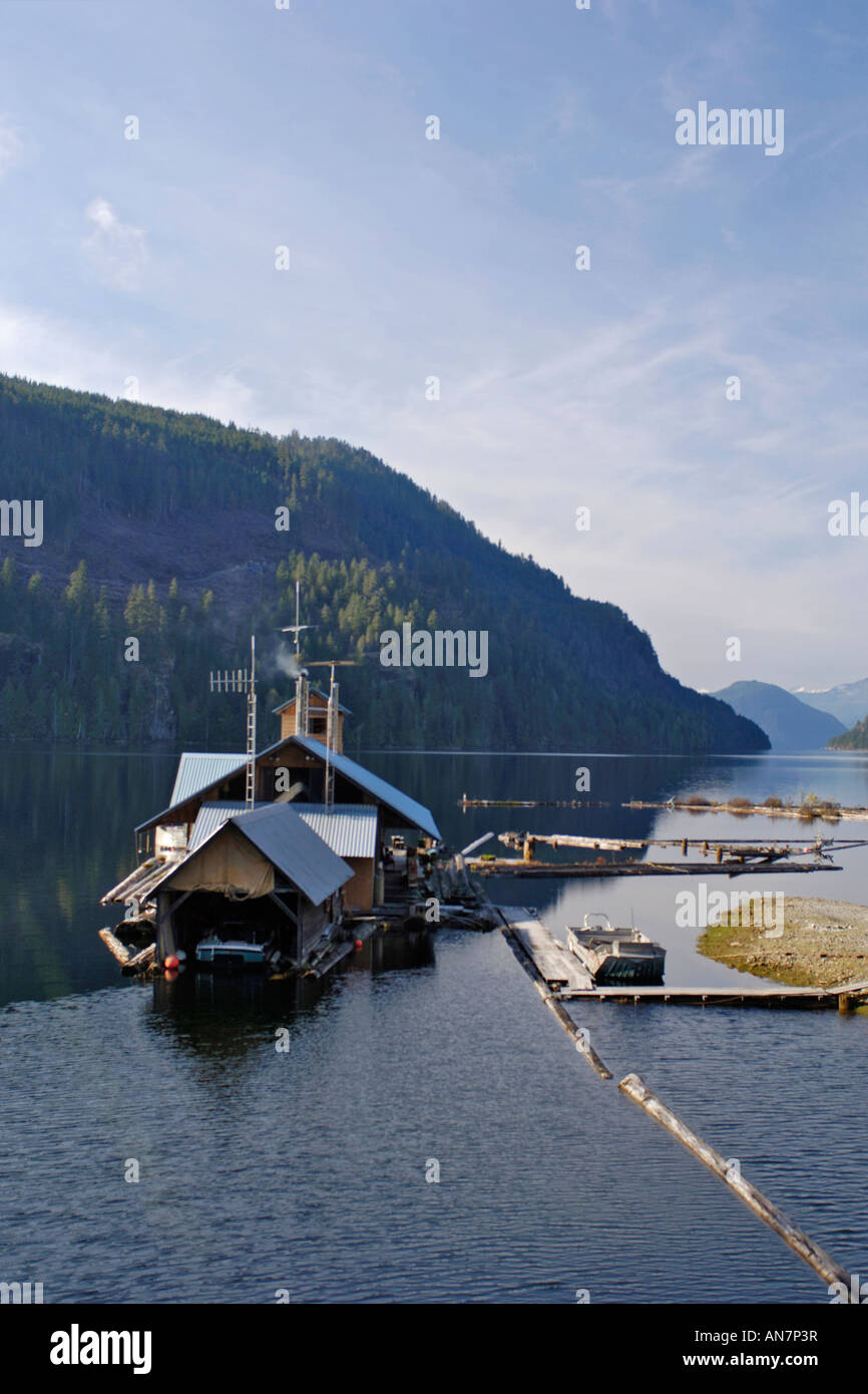 Case galleggianti sul grande lago centrale porta Alberi Isola di Vancouver BC Canada Foto Stock