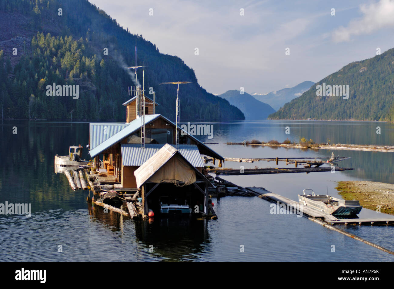 Case galleggianti sul grande lago centrale porta Alberi Isola di Vancouver BC Canada Foto Stock