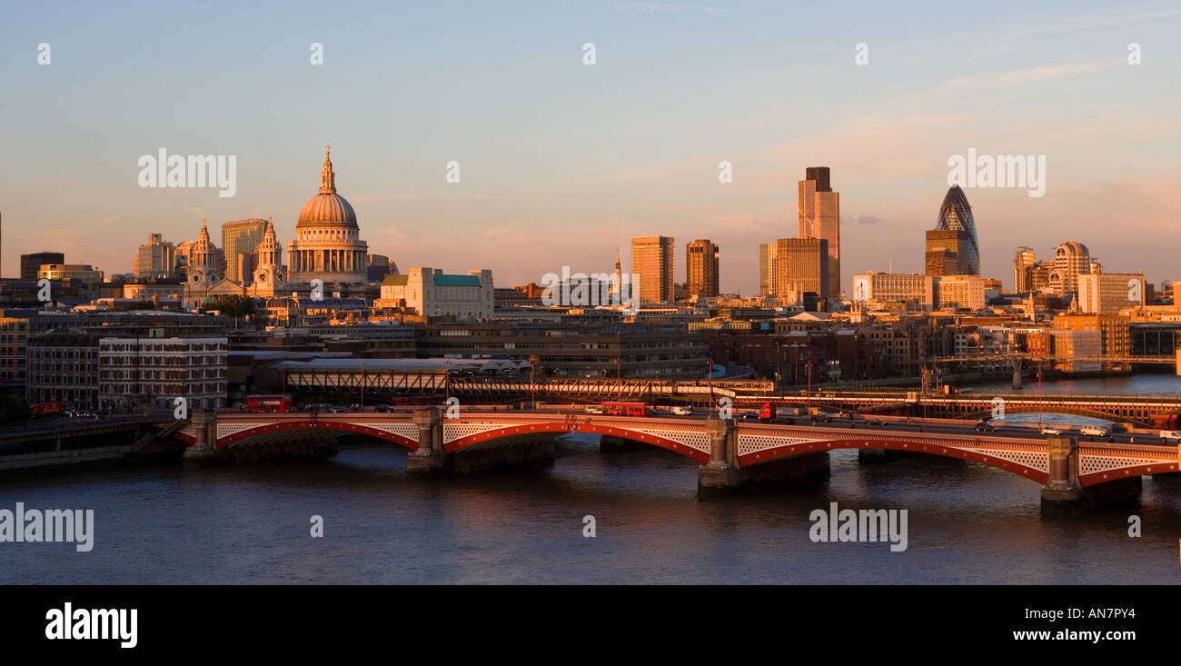 Regno Unito Londra Vista sul Fiume Tamigi verso St Pauls e sullo skyline della città Foto Stock