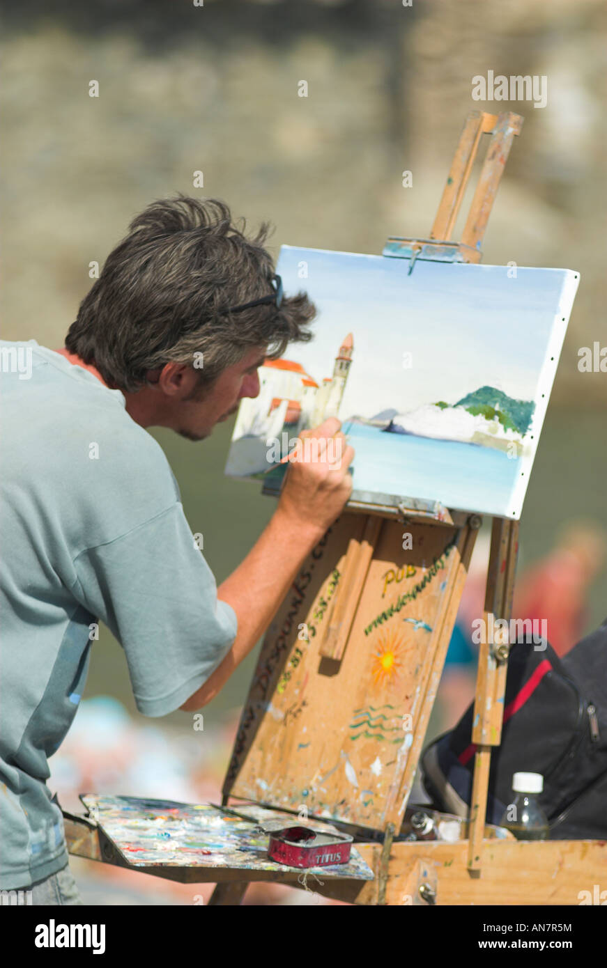 Un artista pittura il porto di Collioure Languedoc Roussillion Francia Foto Stock