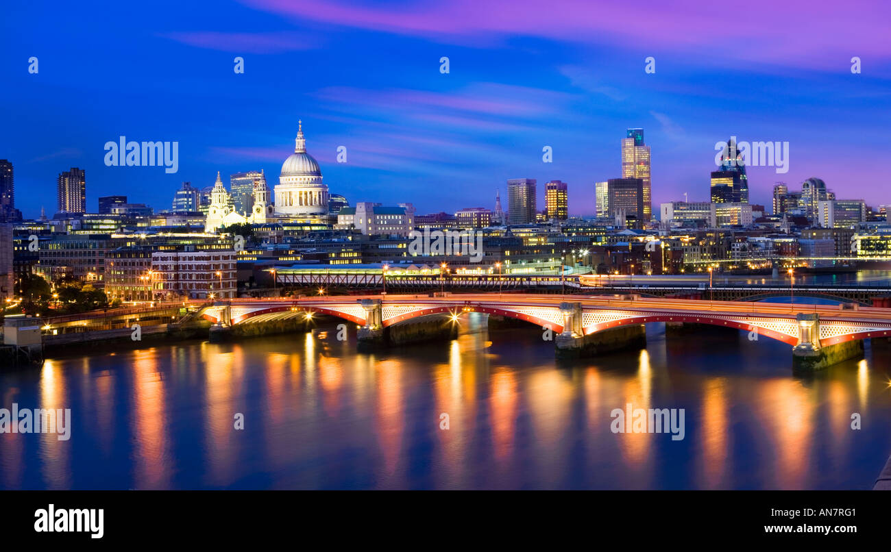 Regno Unito Londra vista sul fiume Tamigi verso St Pauls Cathedral e dello skyline della città Foto Stock