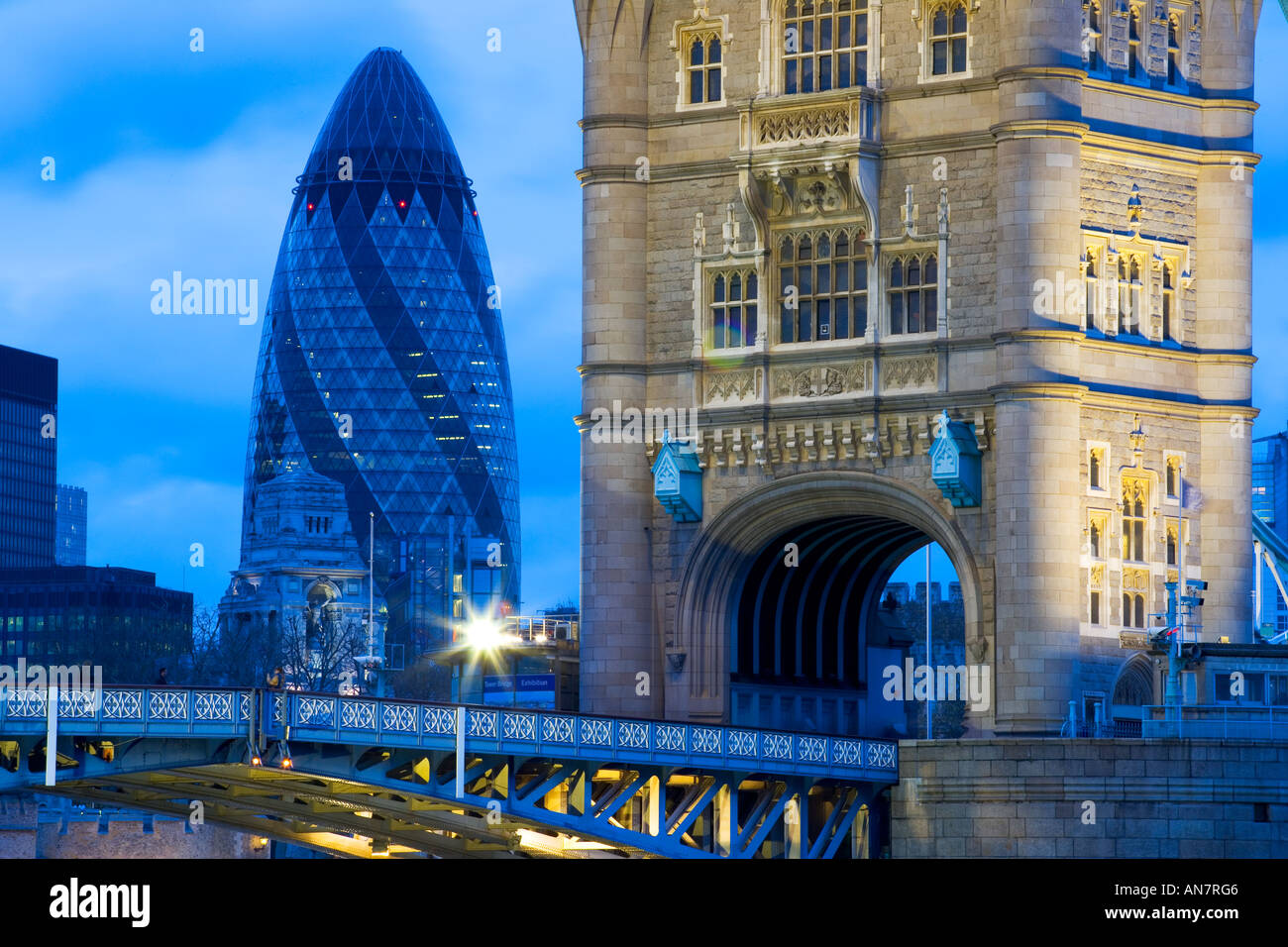 Il Tower Bridge e la Swiss Building Londra Foto Stock