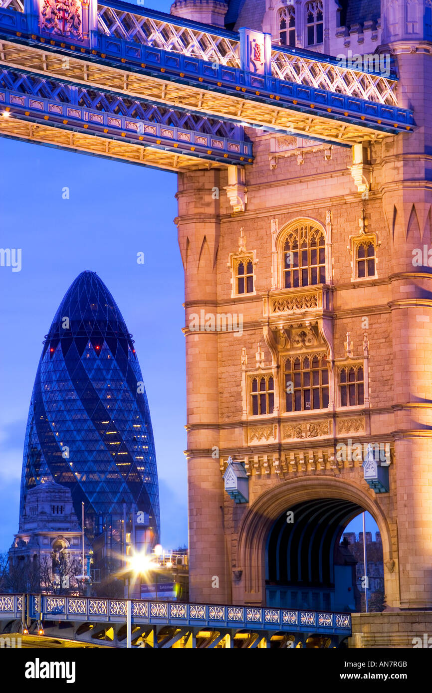 Il Tower Bridge e la Swiss Re Building Londra Foto Stock