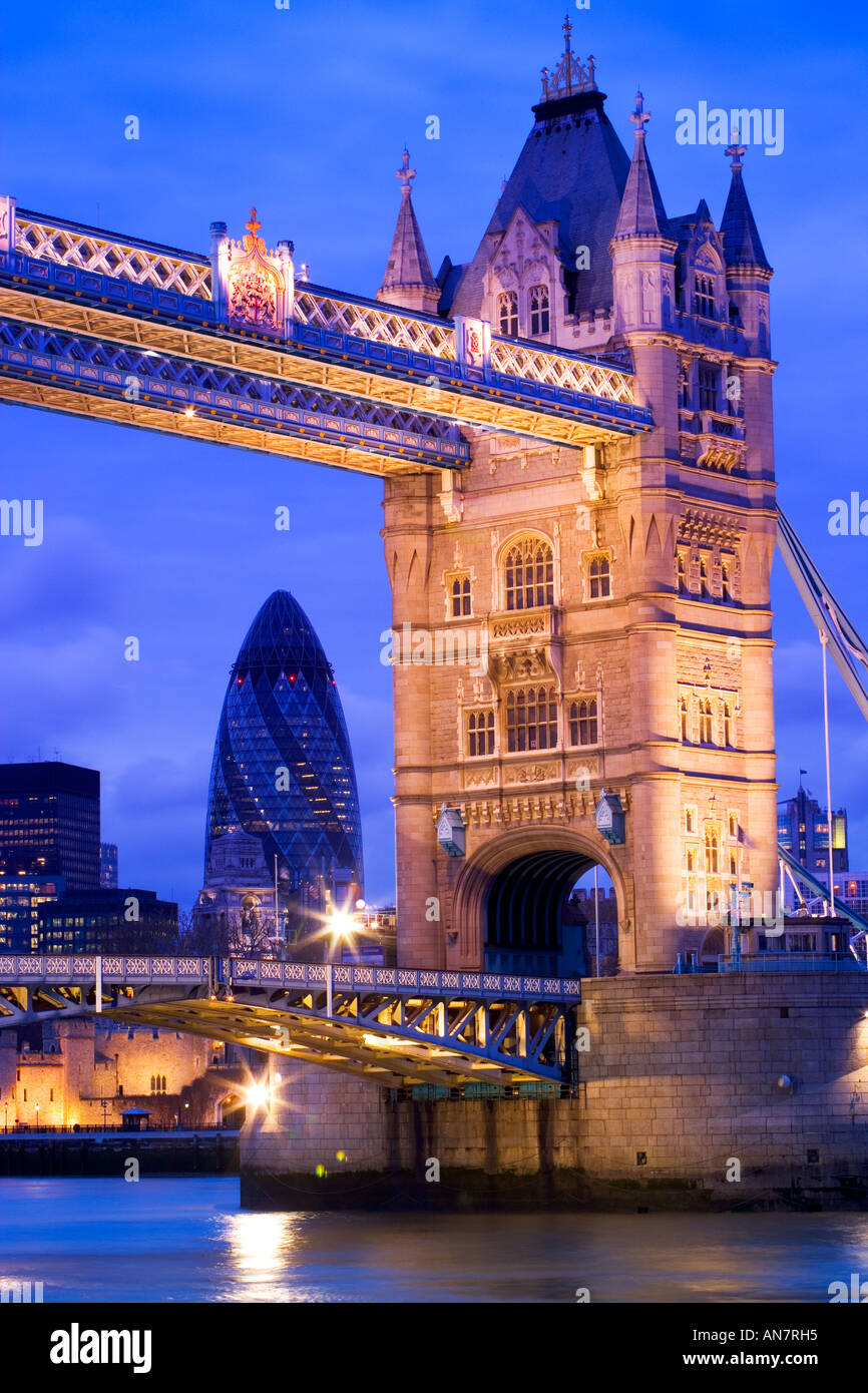 Il Tower Bridge e la Swiss Re Building Londra Foto Stock