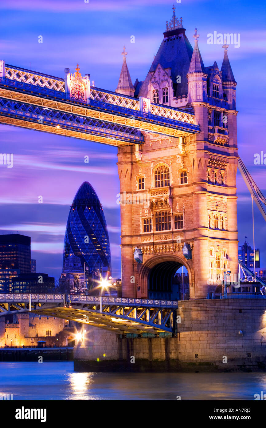 Il Tower Bridge e la Swiss Re Building Londra Foto Stock