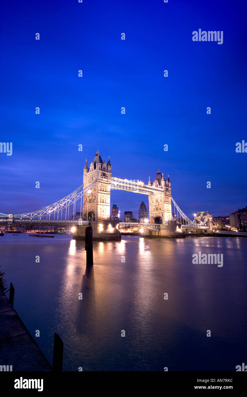 Il Tower Bridge e il fiume Tamigi Londra Foto Stock
