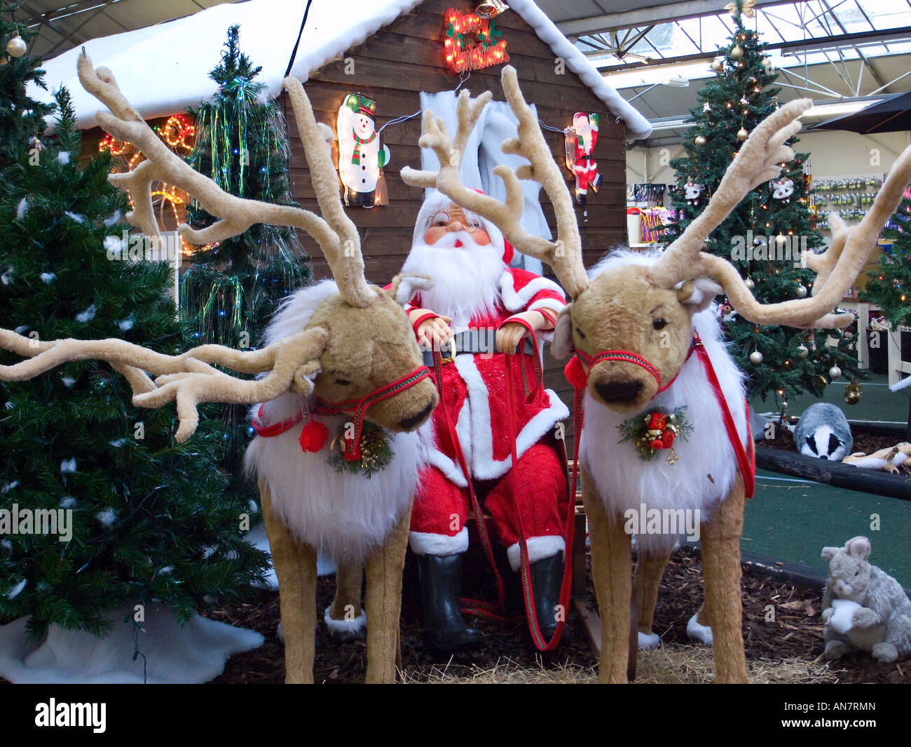 Padre Natale e renna figure in grande magazzino durante la stagione delle feste. West Sussex, Regno Unito Foto Stock