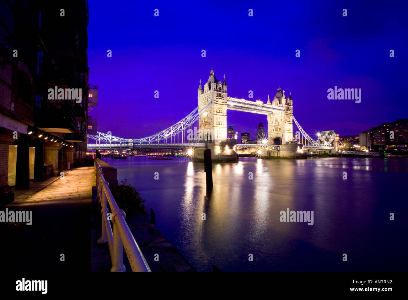 Il Tower Bridge Tamigi Londra vista da embankment Foto Stock