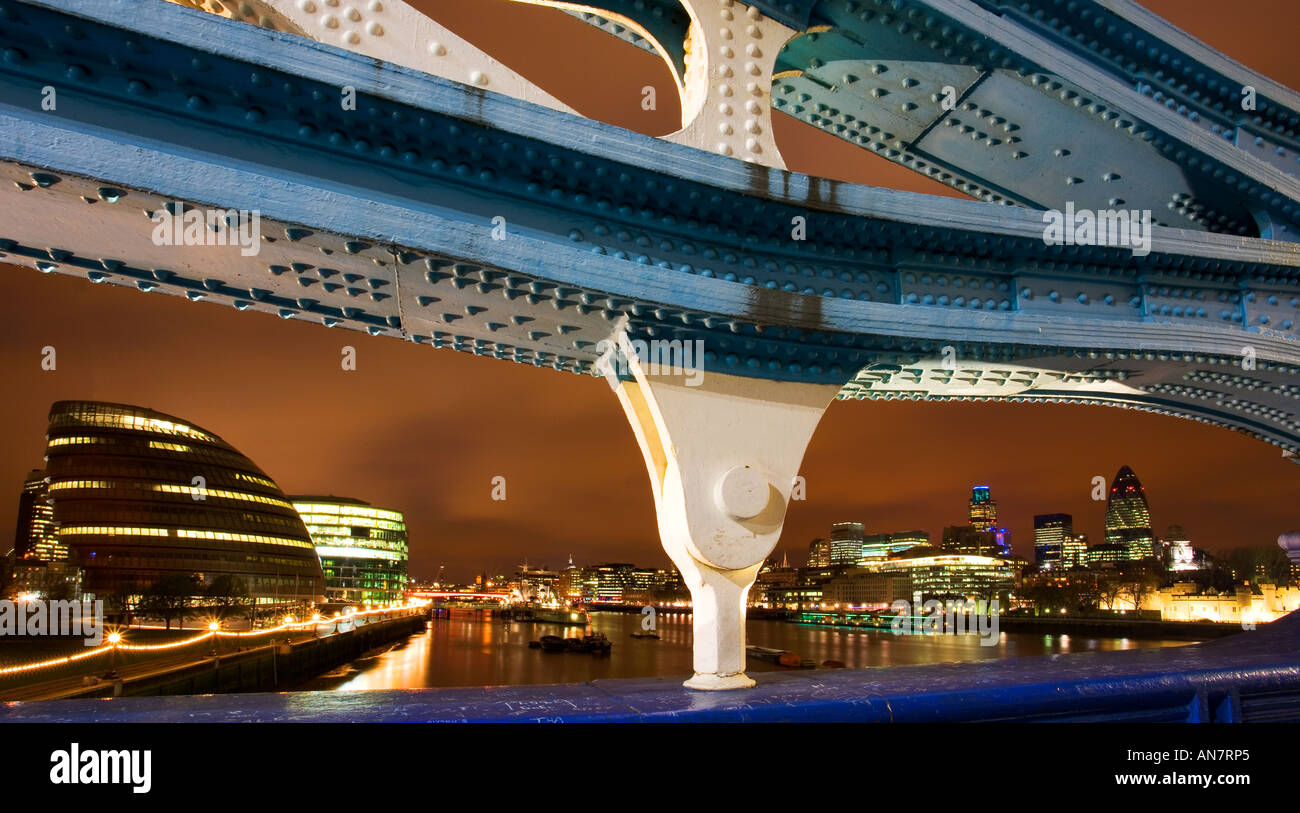 Vista di Londra dal Tower Bridge di notte Londra Foto Stock