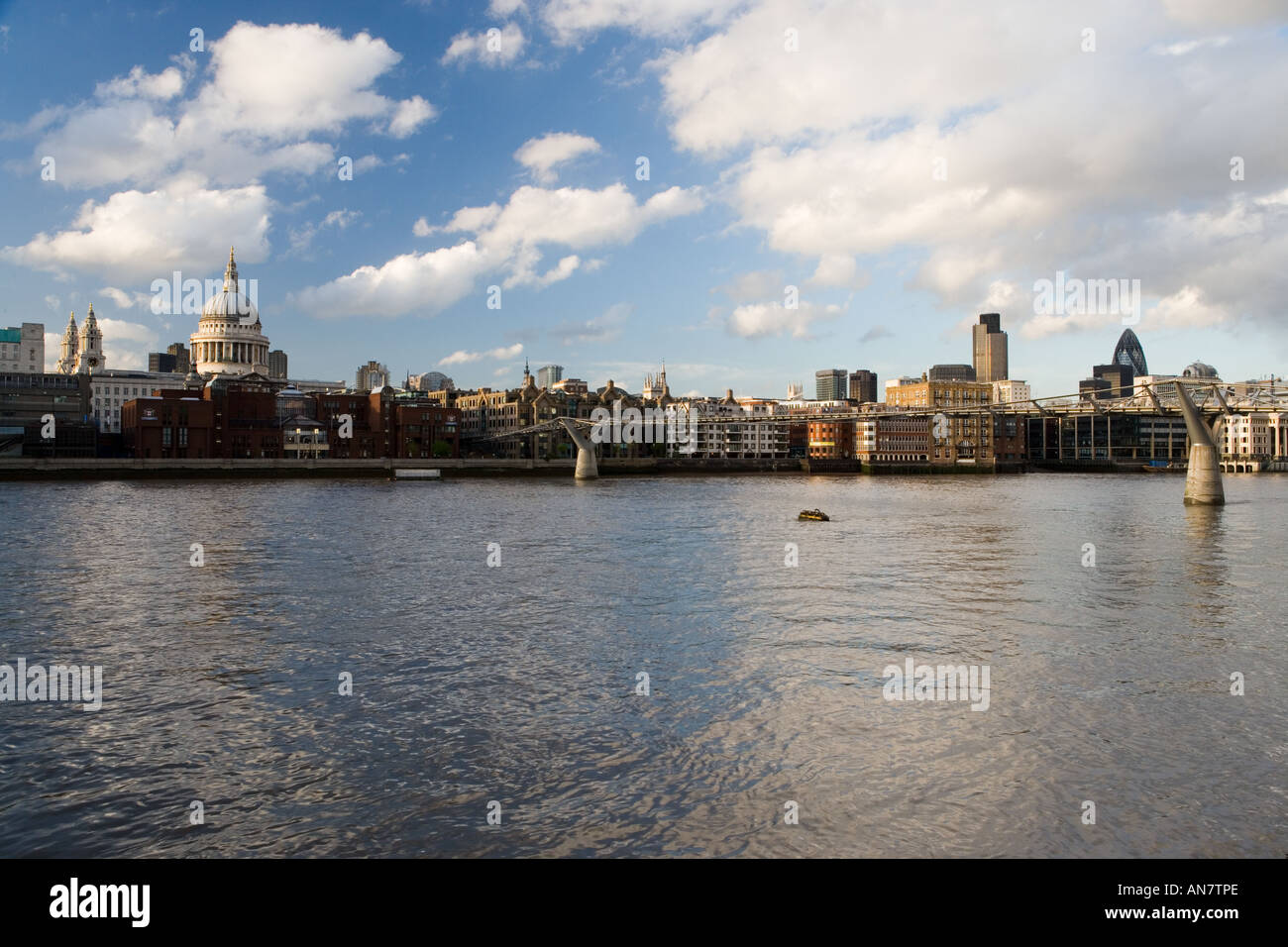 Regno Unito Londra St Pauls Cathedral e il quartiere finanziario visualizzate sul fiume Tamigi Foto Stock