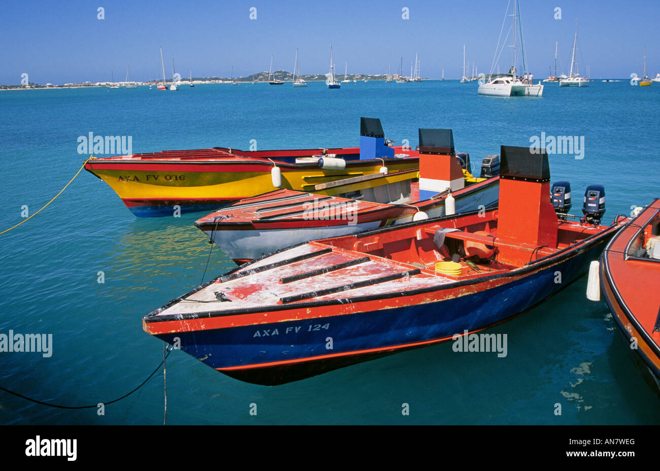 Un gruppo di barche da pesca legato appena fuori dalla spiaggia in Marigot nella sezione francese di questa isola nelle Antille olandesi Foto Stock