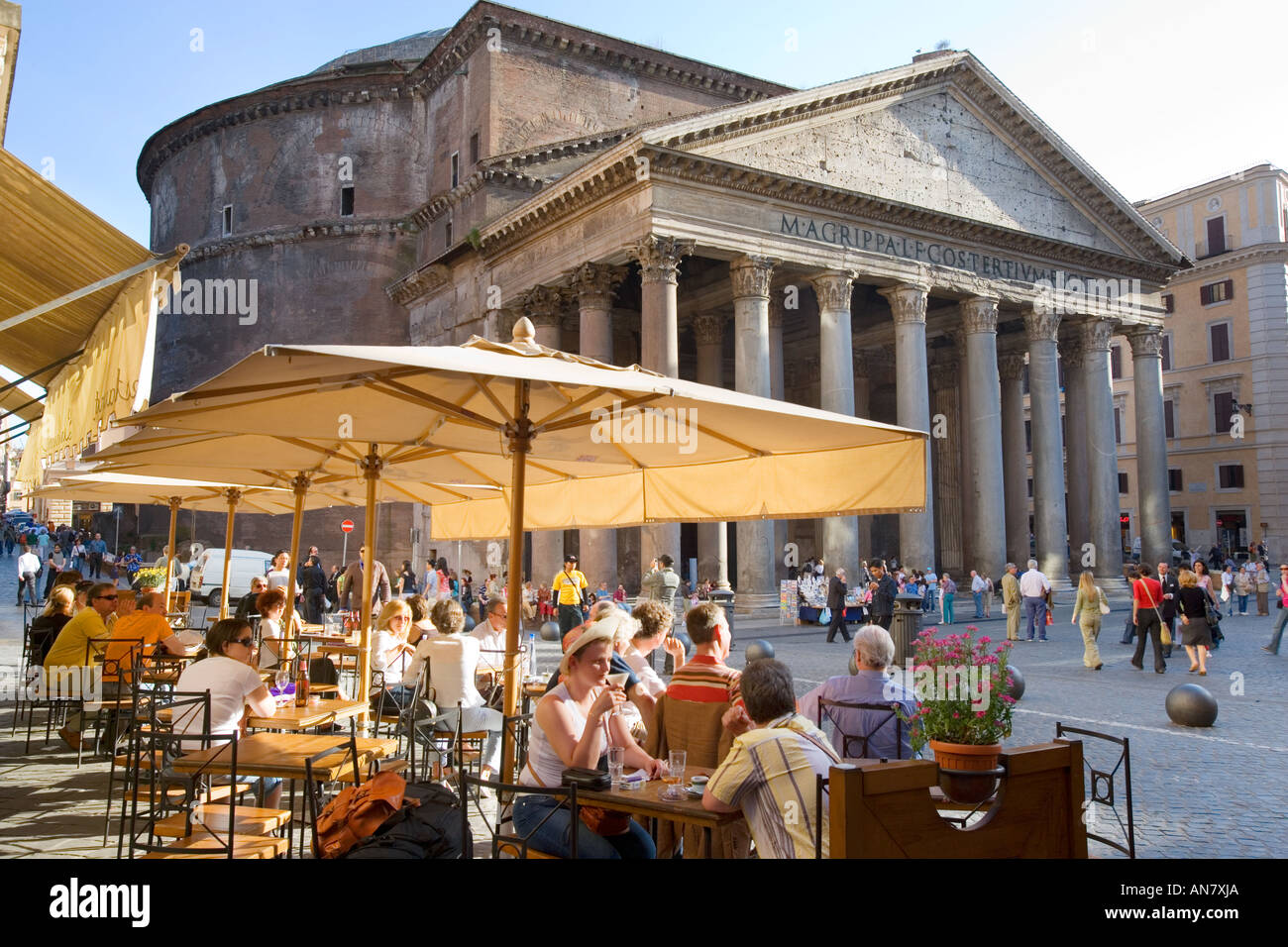 Cafe' sul marciapiede fuori del Pantheon Piazza della Rotonda a Roma Italia  Foto stock - Alamy