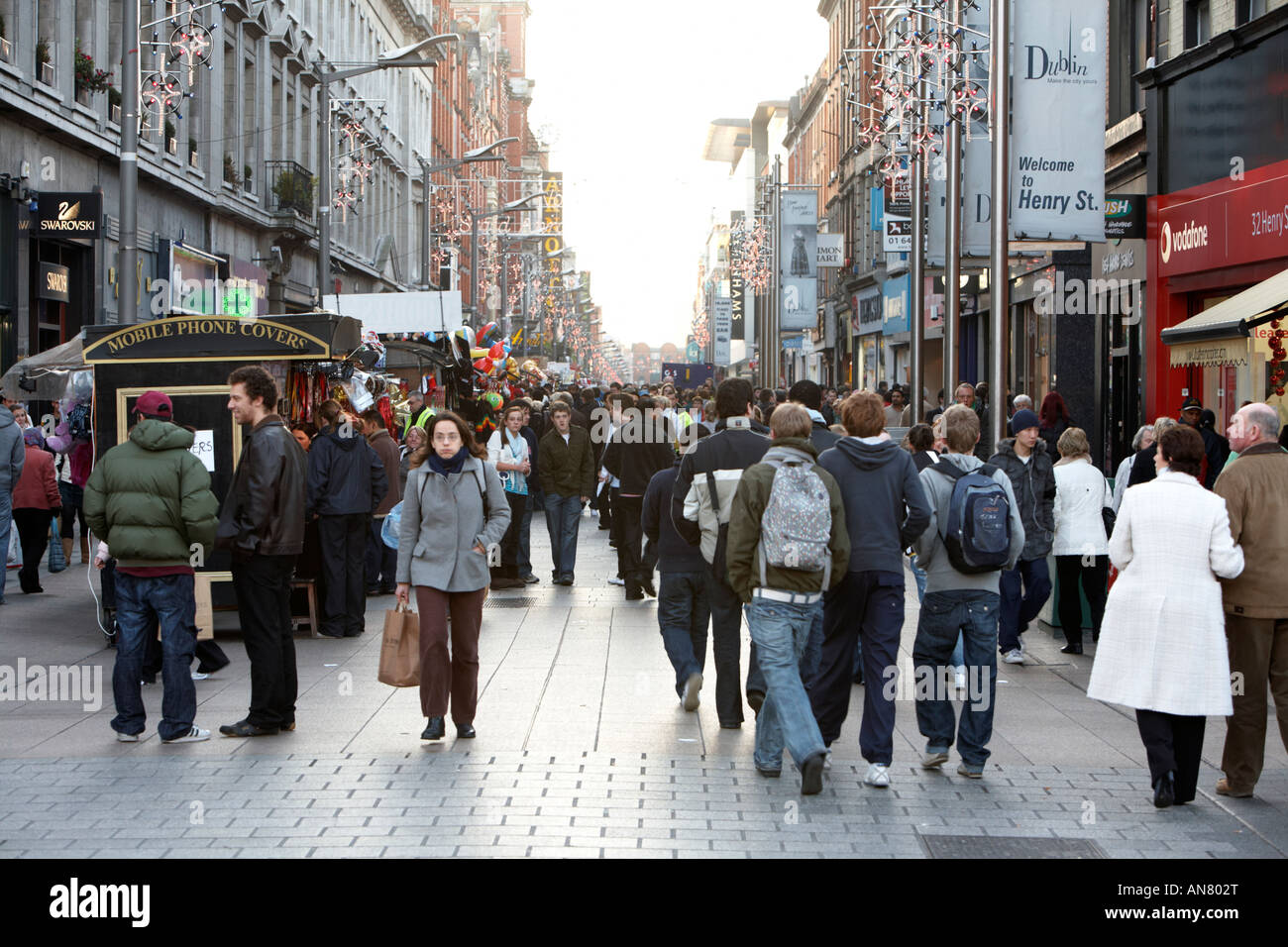 Acquirenti di Henry Street pre natale a Dublino Repubblica di Irlanda Foto Stock