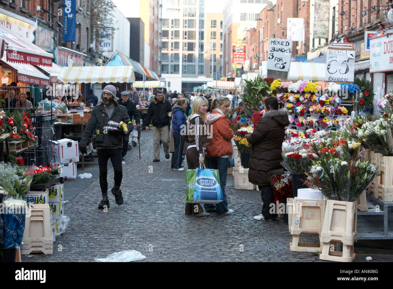 Gli amanti dello shopping nel mercato di strada pre natale in moore street a Dublino Repubblica di Irlanda Foto Stock