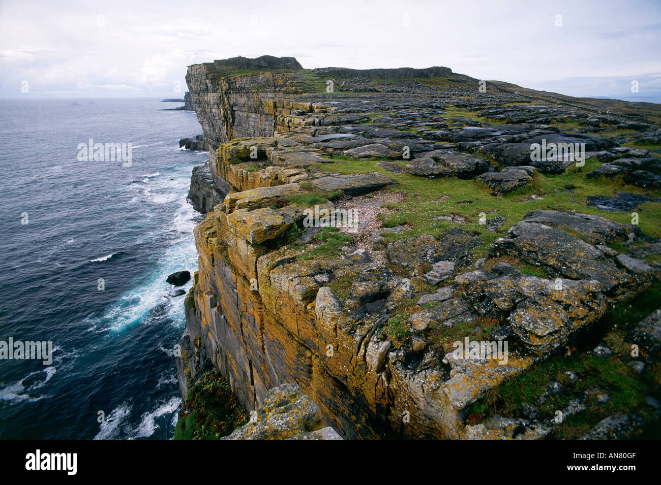 Dun Aengus i resti di un semi circolari in pietra forte supporto sul bordo di una scogliera a strapiombo su Inishmore isola la sua data e funzione sconosciuta Foto Stock