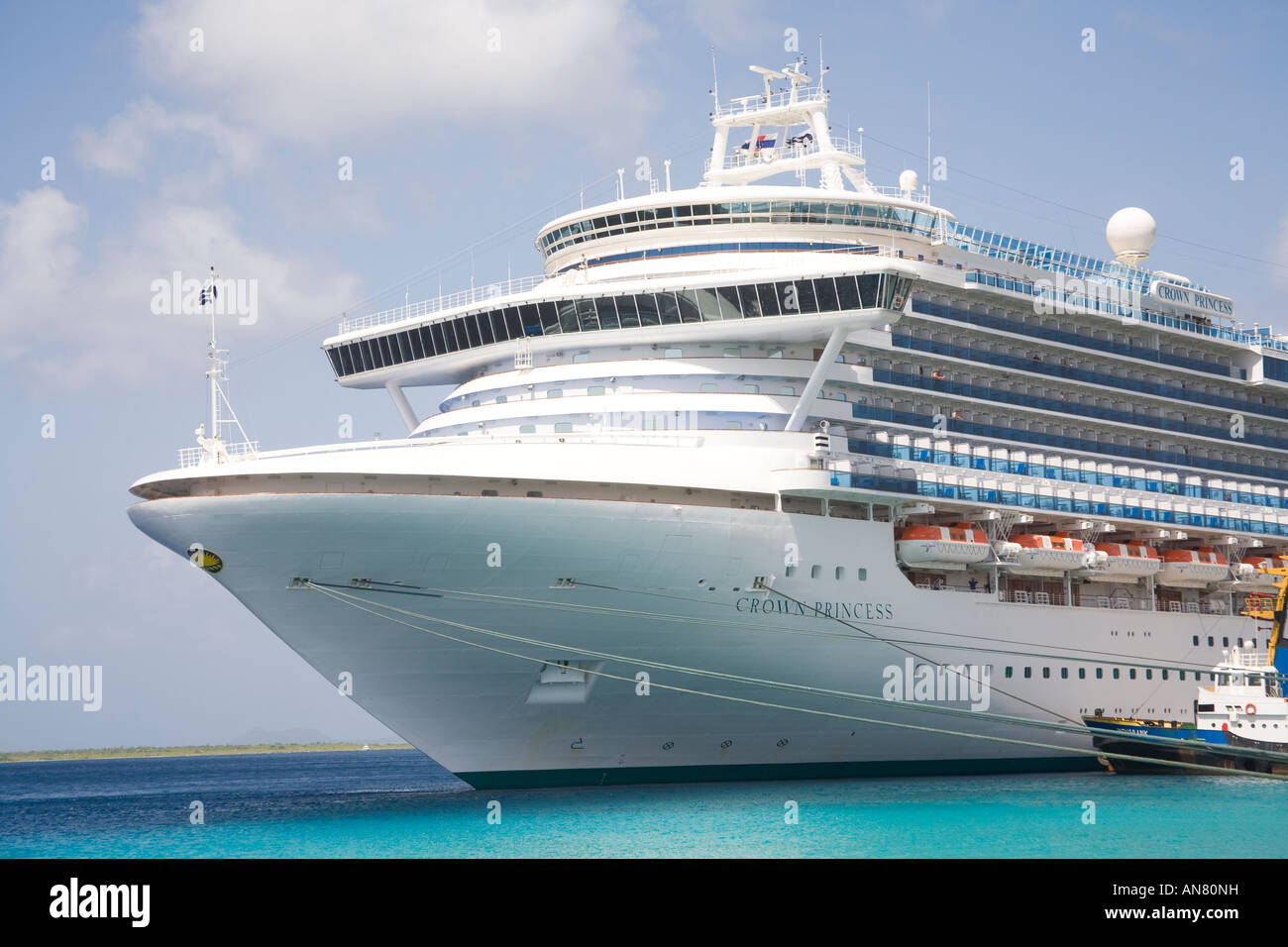 Prua del Crown Princess nave da crociera ormeggiata in Kralendijk Bonaire Caraibi Foto Stock