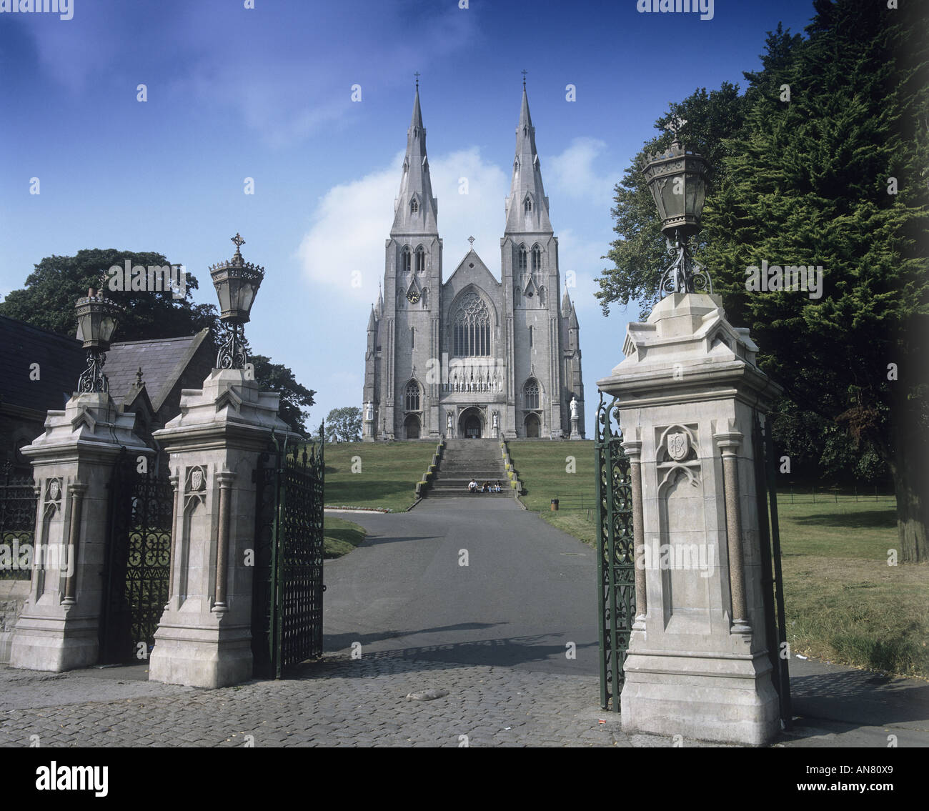 È dotato di due torri di West St Patrick s cattedrale cattolica fu costruito tra il 1838 e il 1873 e si siede in cima a una lunga scalinata Foto Stock