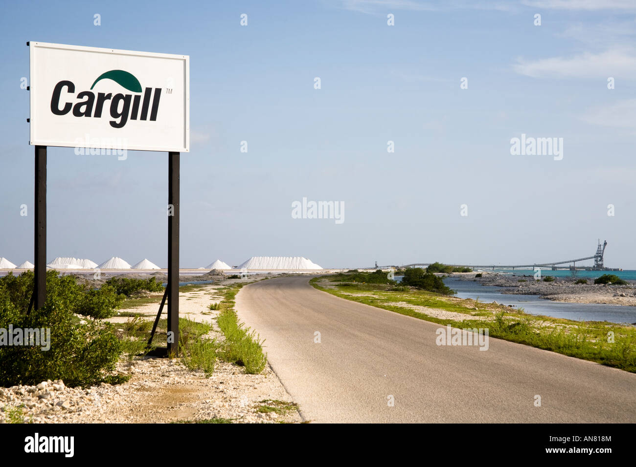 Cargill evaporazione solare sale sito di raccolta su Bonaire Antille Olandesi Caraibi Foto Stock