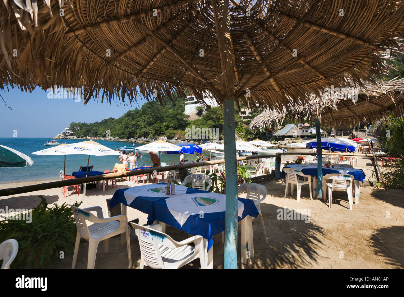 La spiaggia e il bar sulla spiaggia nel villaggio di Boca de Guamuchil, a sud di Mismaloya, Puerto Vallarta, Jalisco, Pacific Coast, Messico Foto Stock