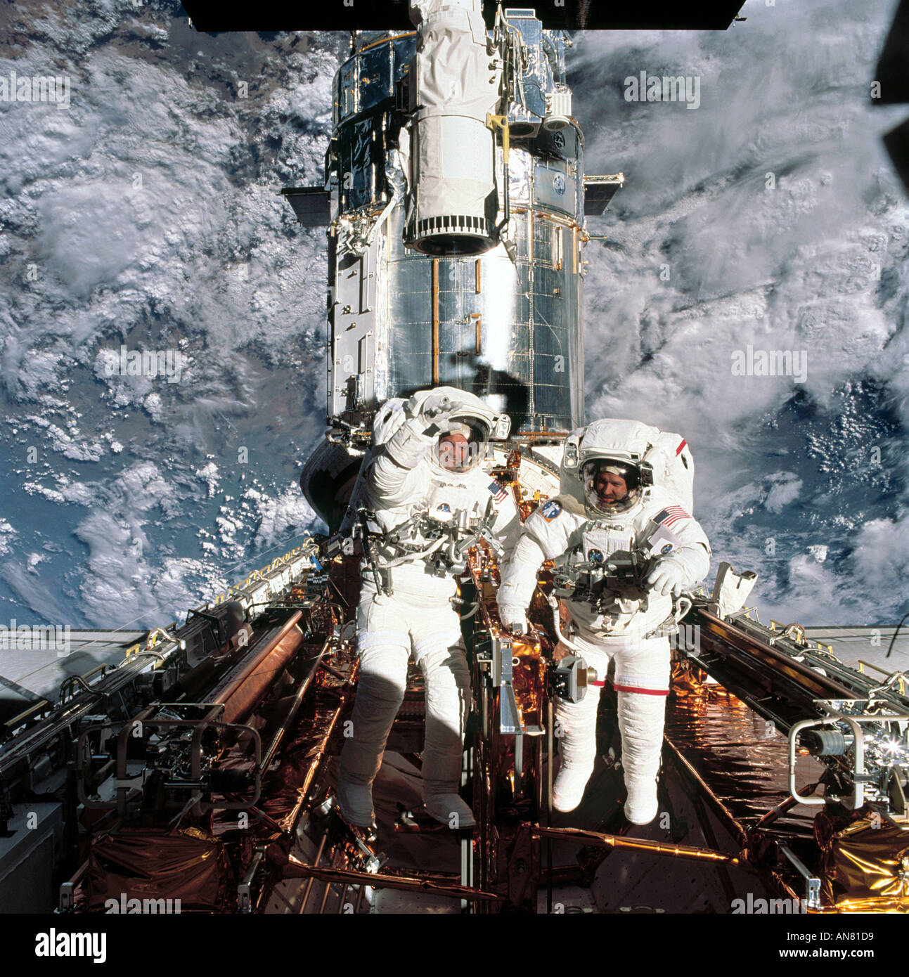 Gli astronauti John Grunsfeld M destra e Richard M Linnehan STS 109 service Telescopio Spaziale Hubble HST Foto Stock