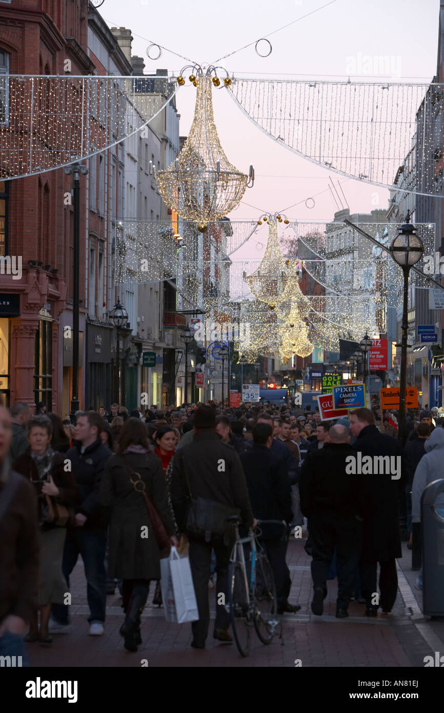 Accese le luci di Natale e dello shopping di Grafton Street pre natale a Dublino Repubblica di Irlanda Foto Stock