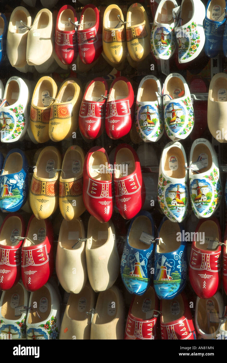 Colorato zoccoli di legno, Amsterdam, Olanda, Paesi Bassi Foto stock - Alamy