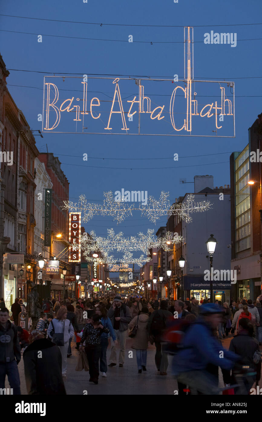 Illuminata baile atha cliath segno e acquirenti di Earl Street pre natale a Dublino Repubblica di Irlanda Foto Stock