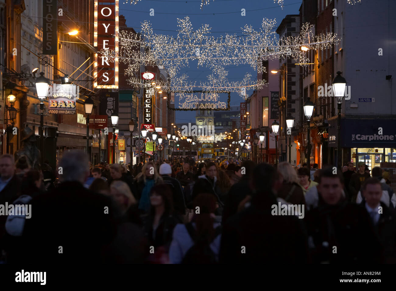 Accese le luci di Natale e gli acquirenti su Earl Street pre natale a Dublino Repubblica di Irlanda Foto Stock