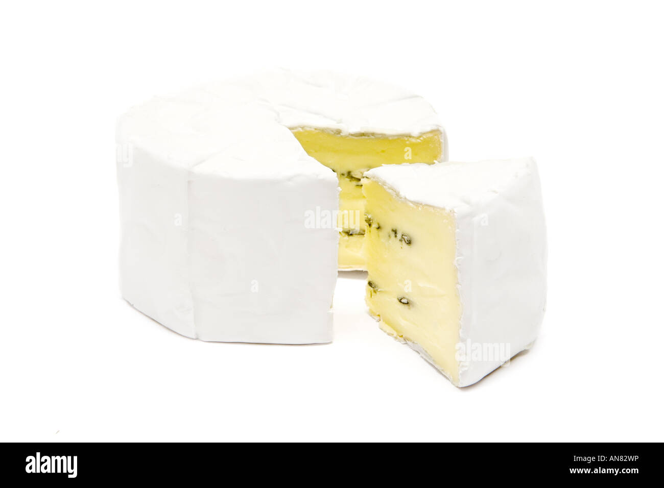 Tagliare fuori pezzo francese di formaggio a pasta morbida. isolato su uno sfondo bianco. Foto Stock