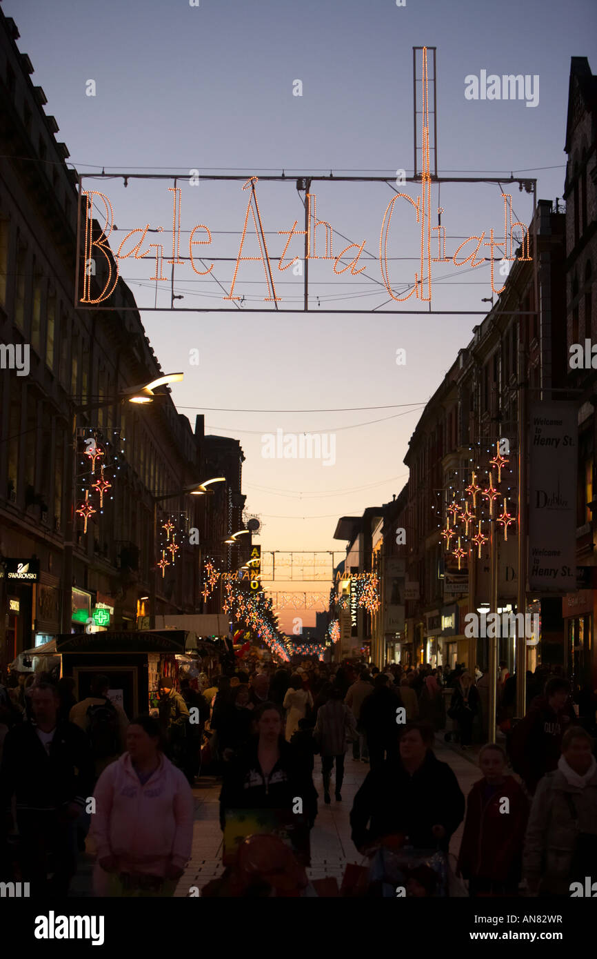 Il gaelico baile atha cliath segnale illuminato e acquirenti di Henry Street pre natale a Dublino Repubblica di Irlanda Foto Stock