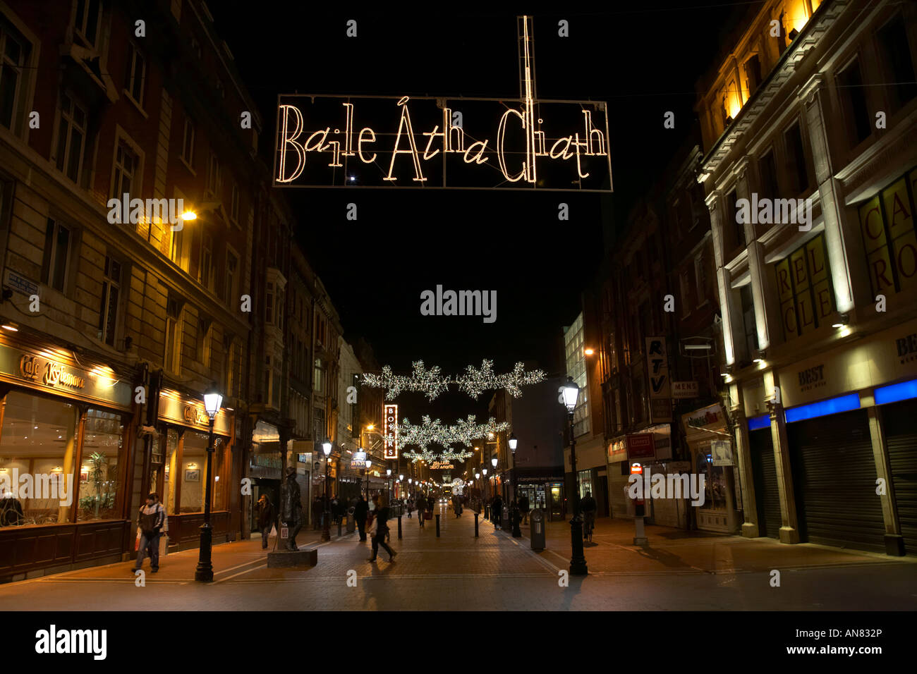 Illuminata baile atha cliath segno e acquirenti di Earl Street pre natale a Dublino Repubblica di Irlanda Foto Stock