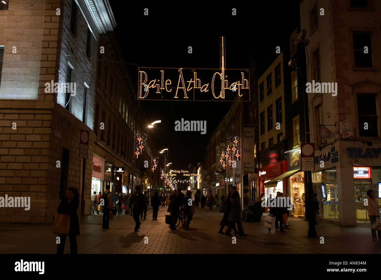 Notturno di baile atha cliath in gaelico illuminato segno e acquirenti di Henry Street pre natale a Dublino Repubblica di Irlanda Foto Stock